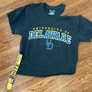 University of Delaware, Off White tee. Size small